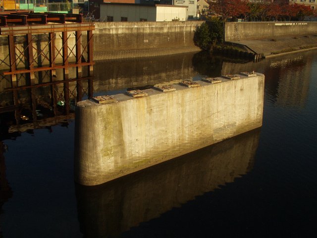 bridge-foot_051203.jpg 57KB