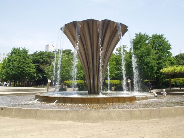 fountain_0505291.jpg 78KB