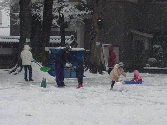 snowday_family.jpg 58KB