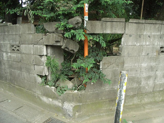broken-brock-fence.jpg 90KB