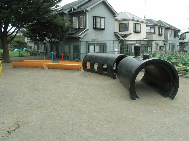 park-toy-train.jpg 73KB