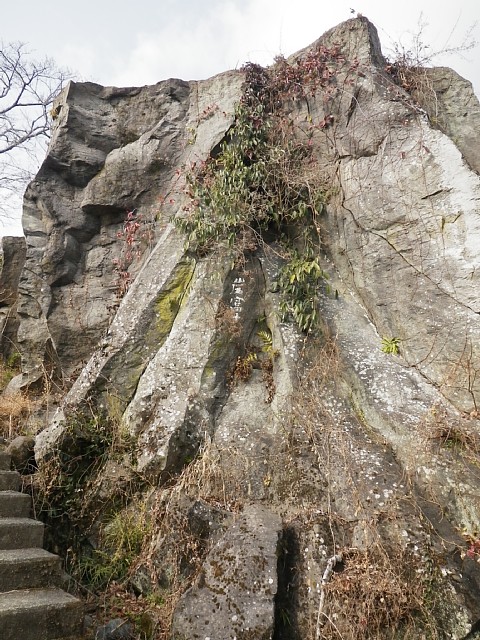 原尻の滝の岩富士 