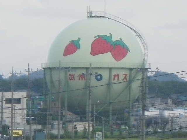 イチゴ模様のガスタンク 