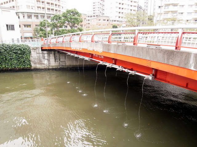 御成橋の放水