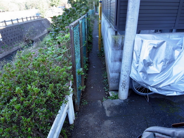 Narrow_Footpath.jpg 192KB
