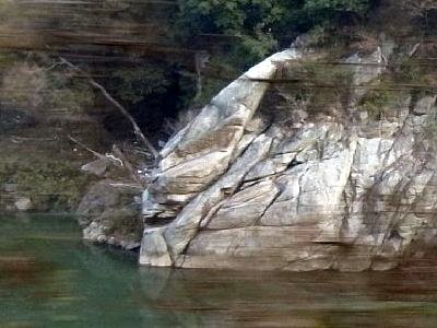 木津川のロボロボしい岩