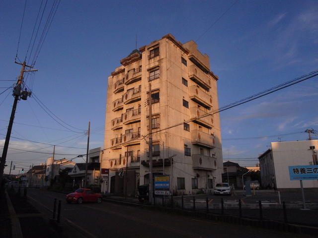 良い建物と夕焼け　（新潟県村上市）