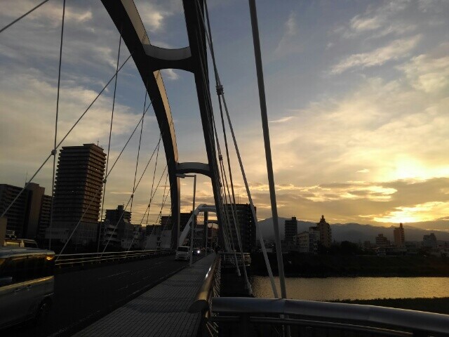 あゆみ橋と相模川