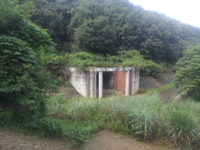 龍崖山の水道トンネル