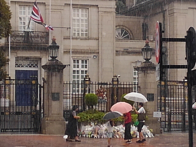 エリザベス女王国葬の日の英大使館前