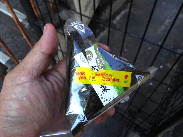 おにぎりの開け口がシールでふさがれてる