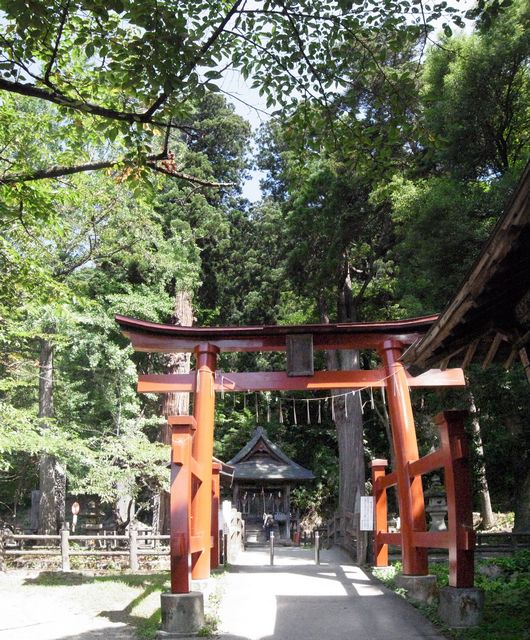 戸ノ口洞窟（流出口）そばの会津厳島神社