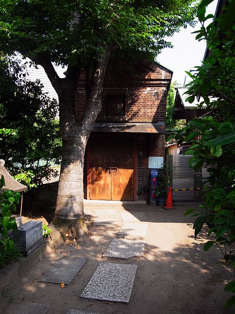 佃島住吉神社のレンガ造り神輿庫