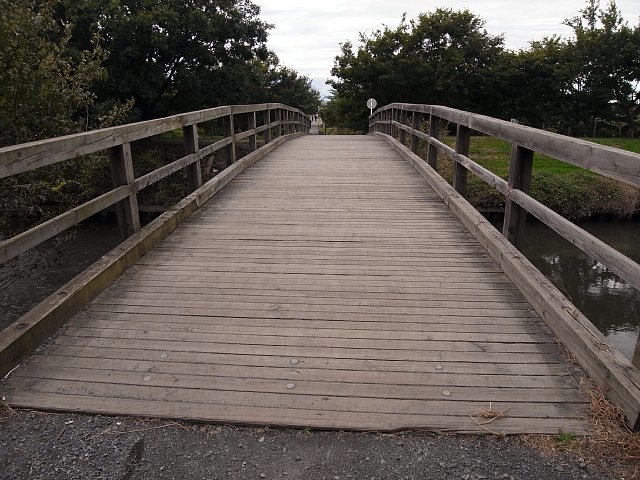 木製橋（橋脚はコンクリート製）