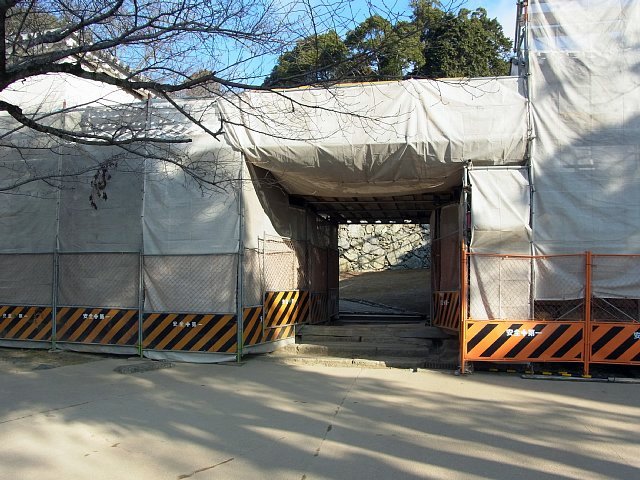  姫路城　ろの門（修理中） 
