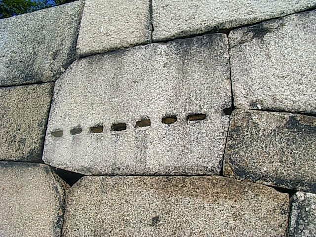 大阪城　矢穴の残る石垣の石