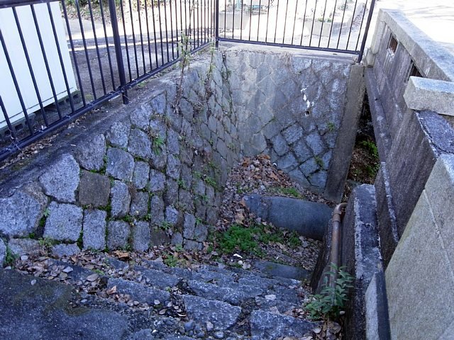 膳所城　二の丸橋の下へ降りる階段