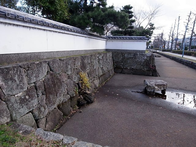 膳所城　本丸西側　復元石垣と塀