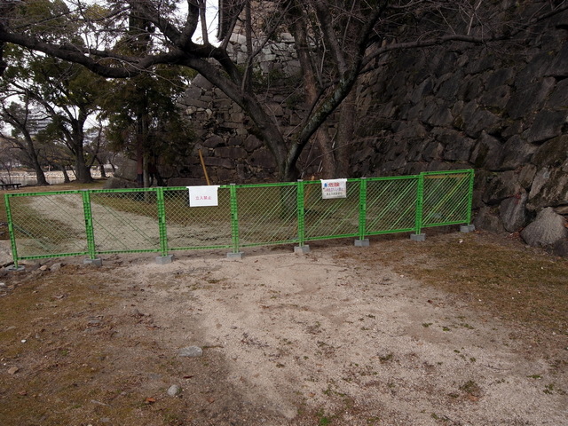 広島城　瓦などいろいろ剥落が見られ、立ち入り禁止区域あり（2018年1月）