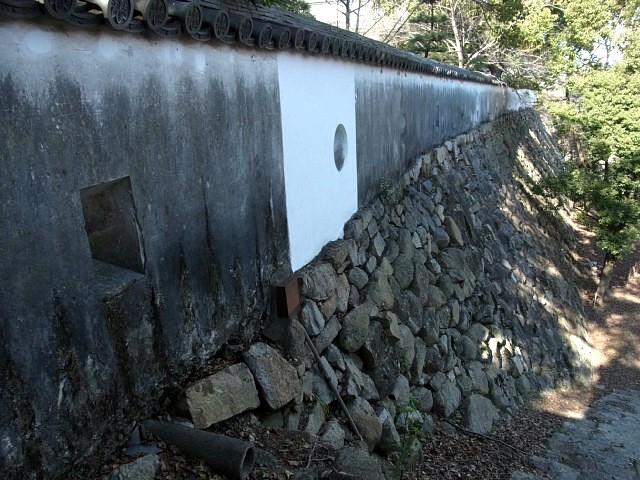  岡山城　修理したての塀と狭間 