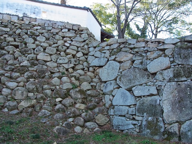  岡山城　野面積み（左）と打込接（右）の石垣 