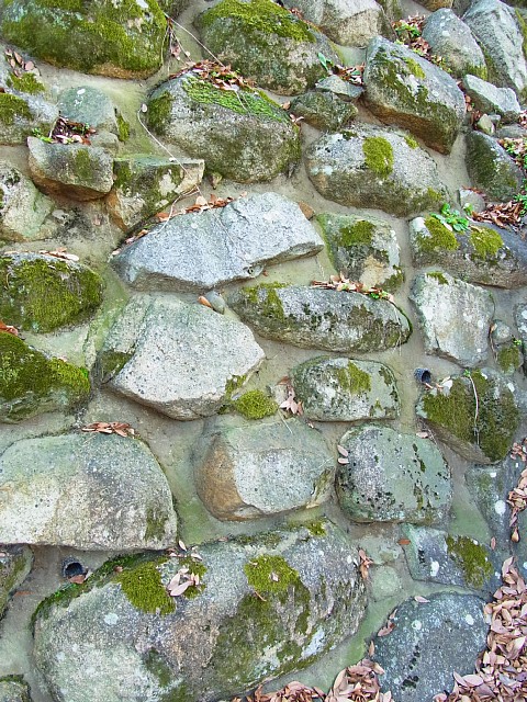  岡山城　コンクリで固められた石垣 