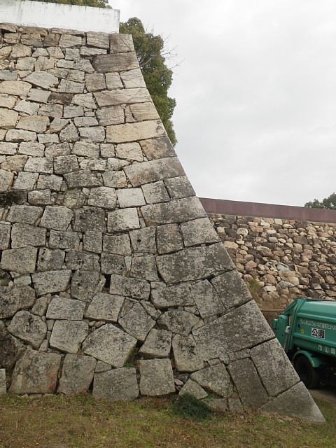  岡山城　野面積（奥）と打込接（手前）の石垣 