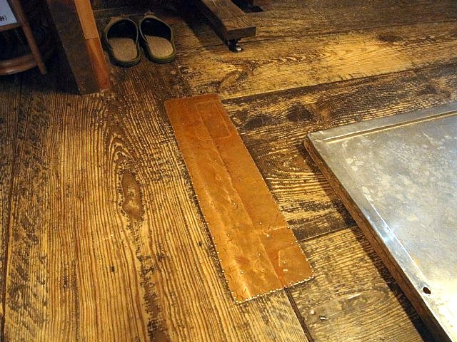 松江城 天守の床の銅板修理痕