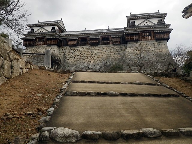  伊予松山城　北隅櫓（左）と南隅櫓（右） 