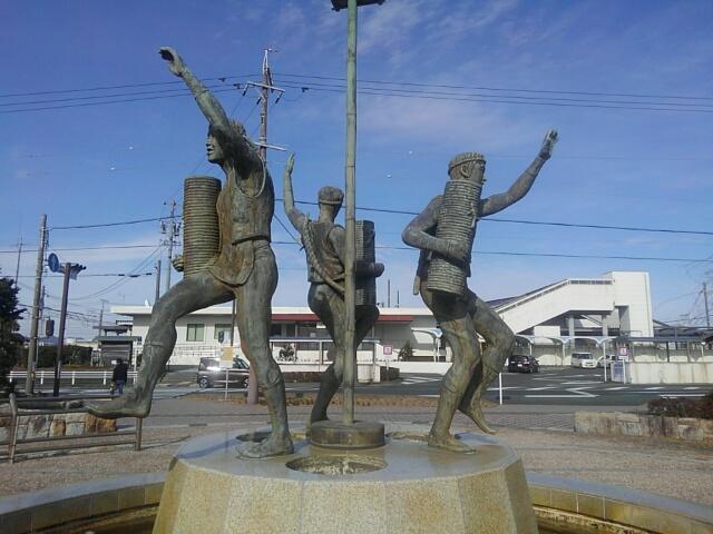 遠州新居手持花火の像