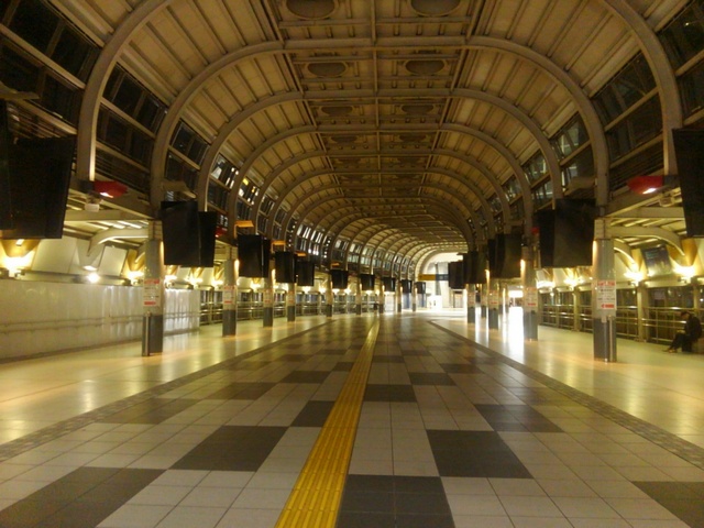 深夜の品川駅コンコース