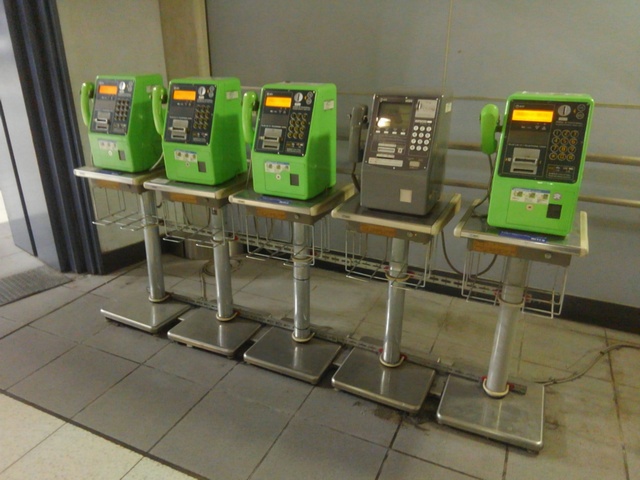 公衆電話コーナー。1台だけISDN対応