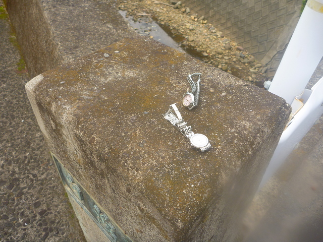 橋柱に腕時計がふたつ