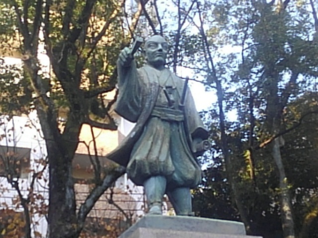 平田公園の平田靱負像