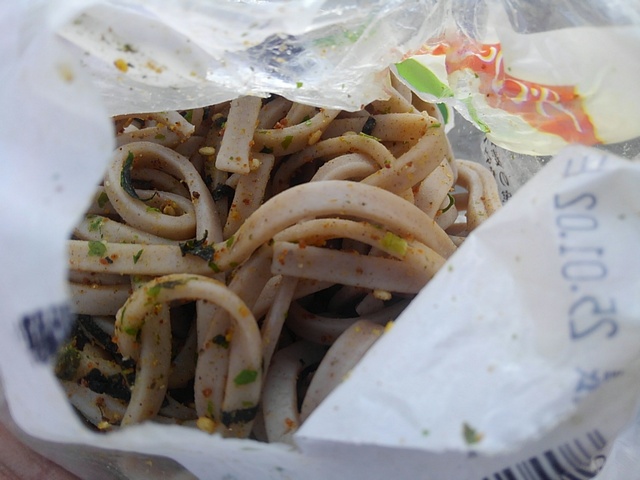 ふりかけをまぶじたゆでそば