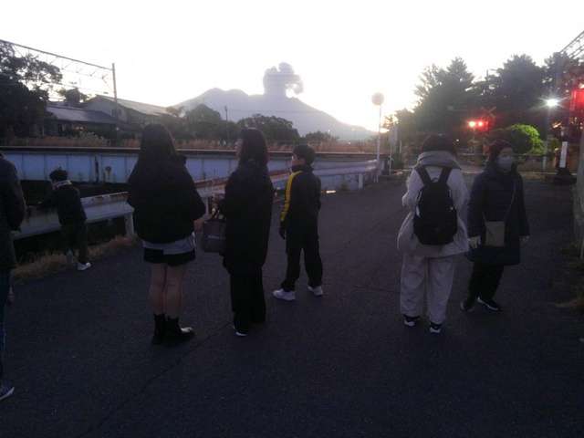 初日の出を見に行く人々