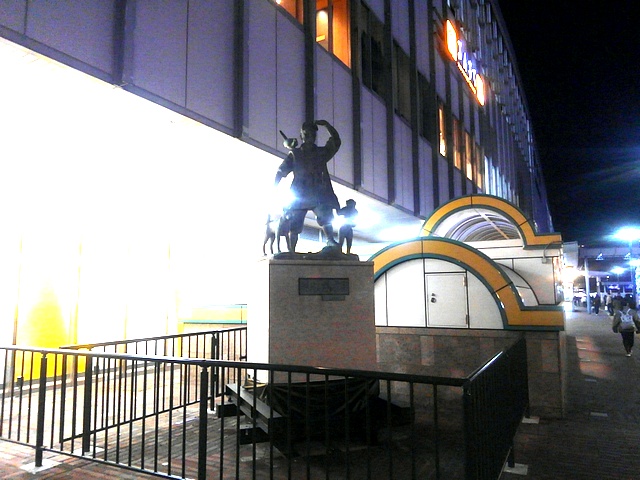 岡山駅　桃太郎像