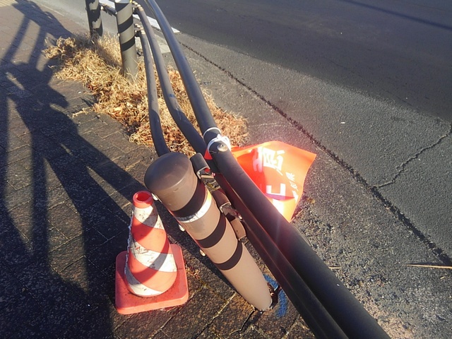 交通事故で曲がったガードレール